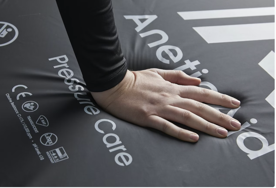 Hand pressing on an Anet A8 3D printer bed for pressure care.